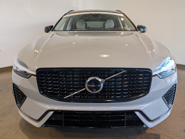 2025 Volvo XC60 B5 Plus photo 2