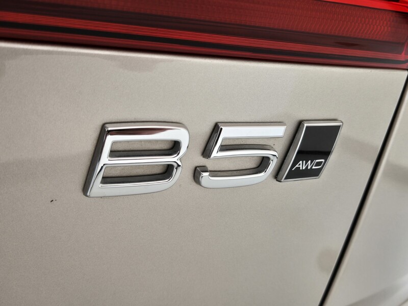 2025 Volvo XC60 B5 Plus photo 15