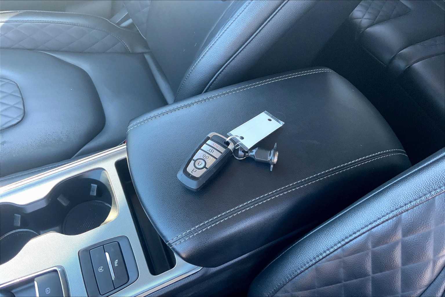 2024 Ford Edge Titanium photo 13
