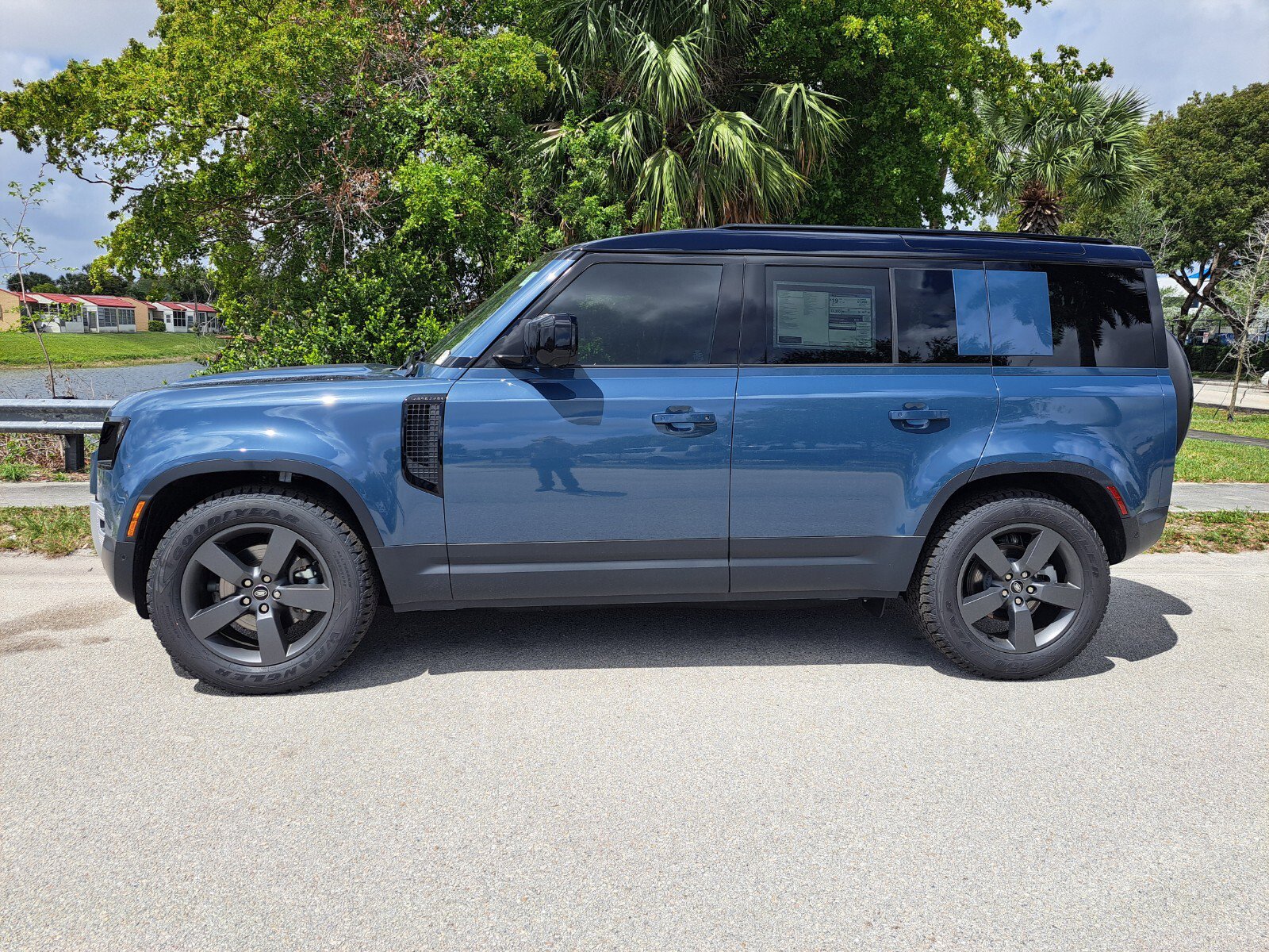 2025 Land Rover Defender 110 S photo 4