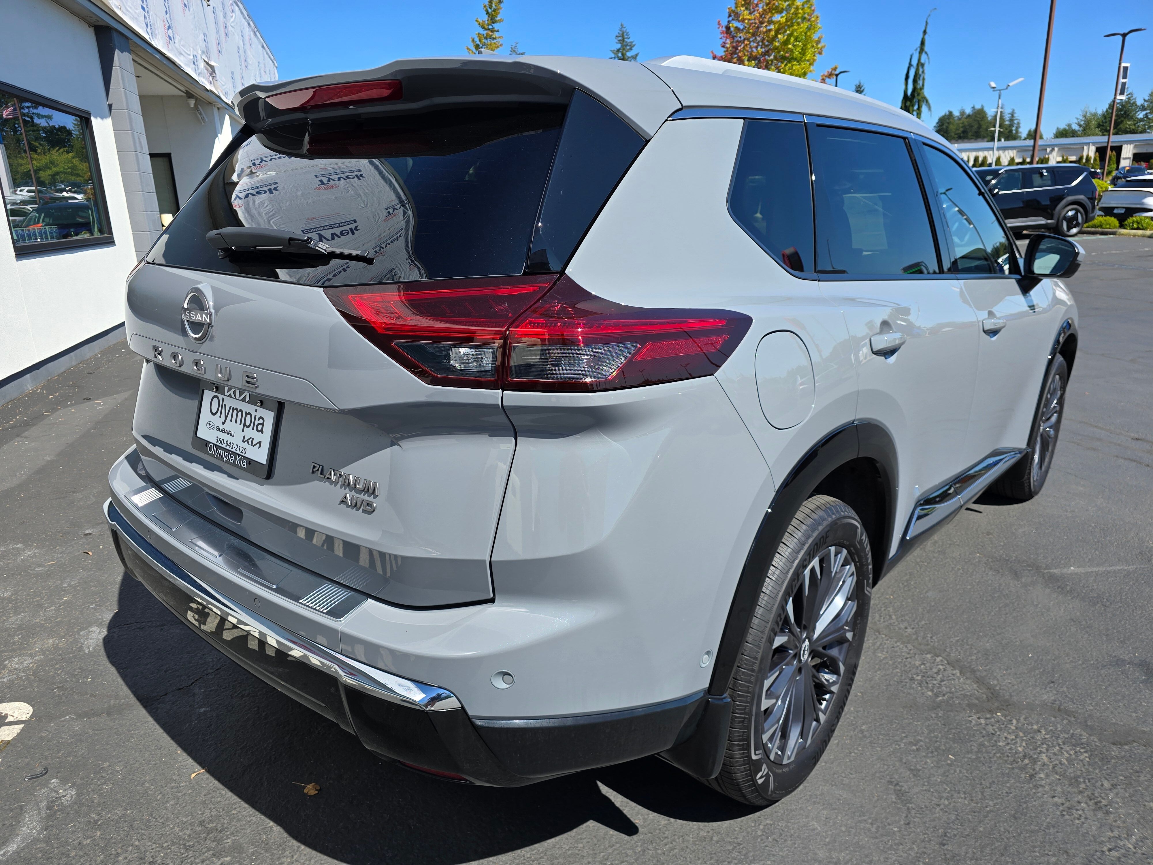 2024 Nissan Rogue Platinum photo 2