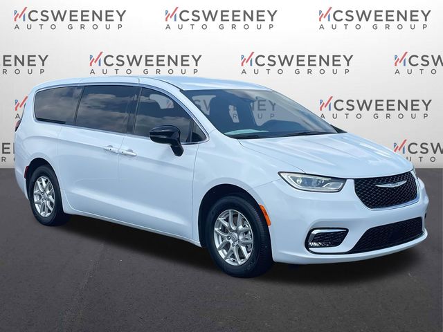 2026 Chrysler Pacifica Select's photo