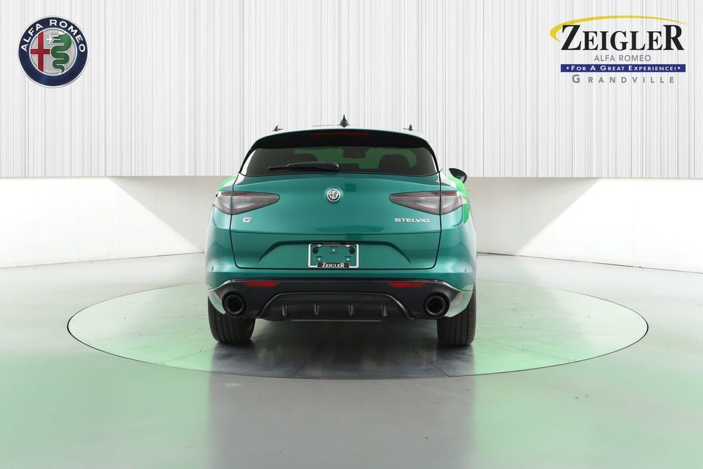 2025 Alfa Romeo Stelvio Sport photo 4