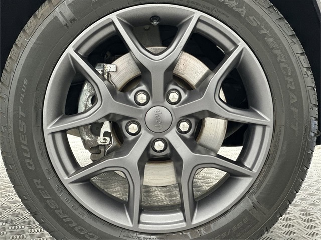 2021 Jeep Grand Cherokee Anniversary Edition photo 2
