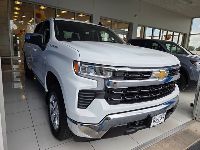 2024 Chevrolet Silverado 1500 LT photo 3