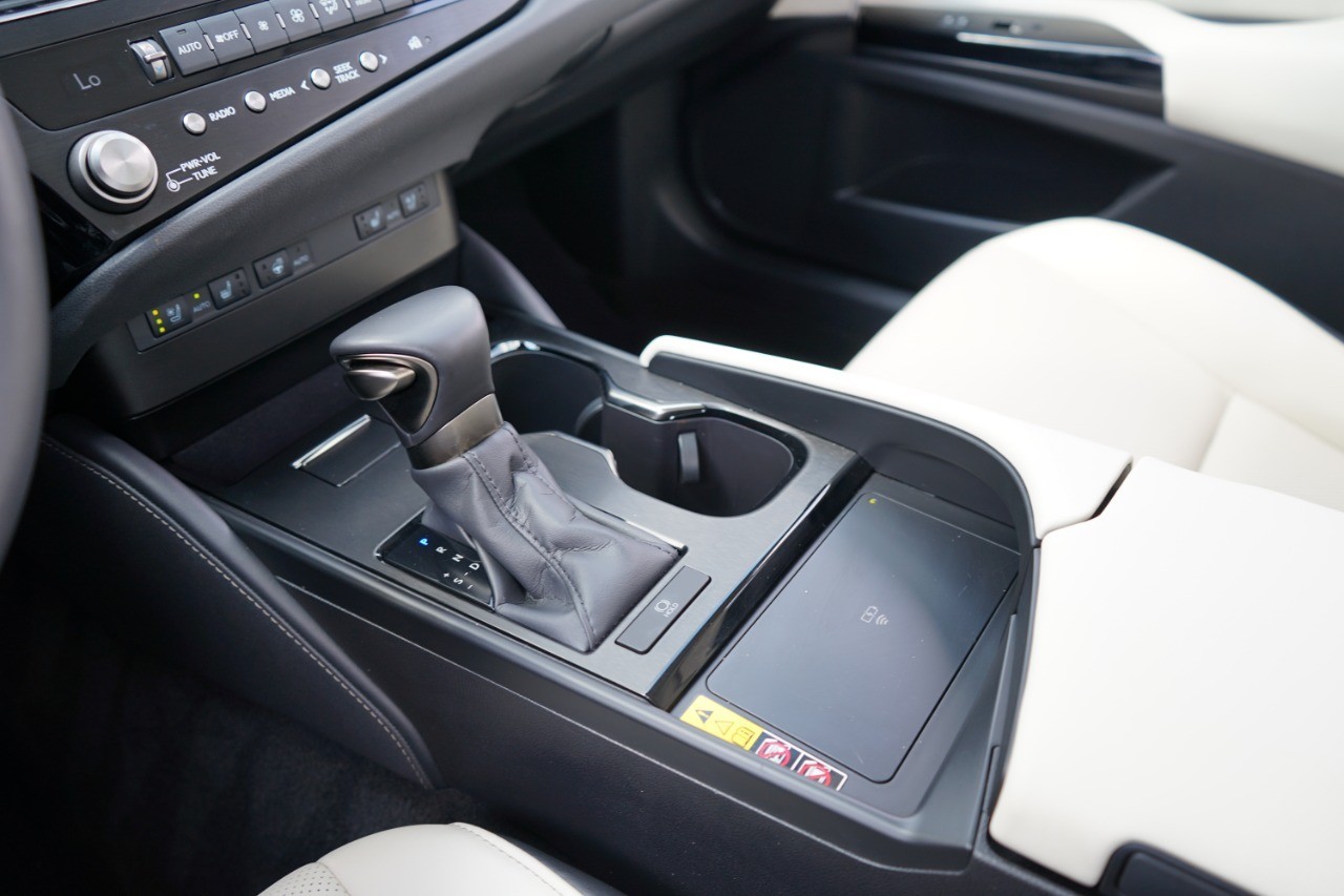 2025 Lexus ES 350 photo 19