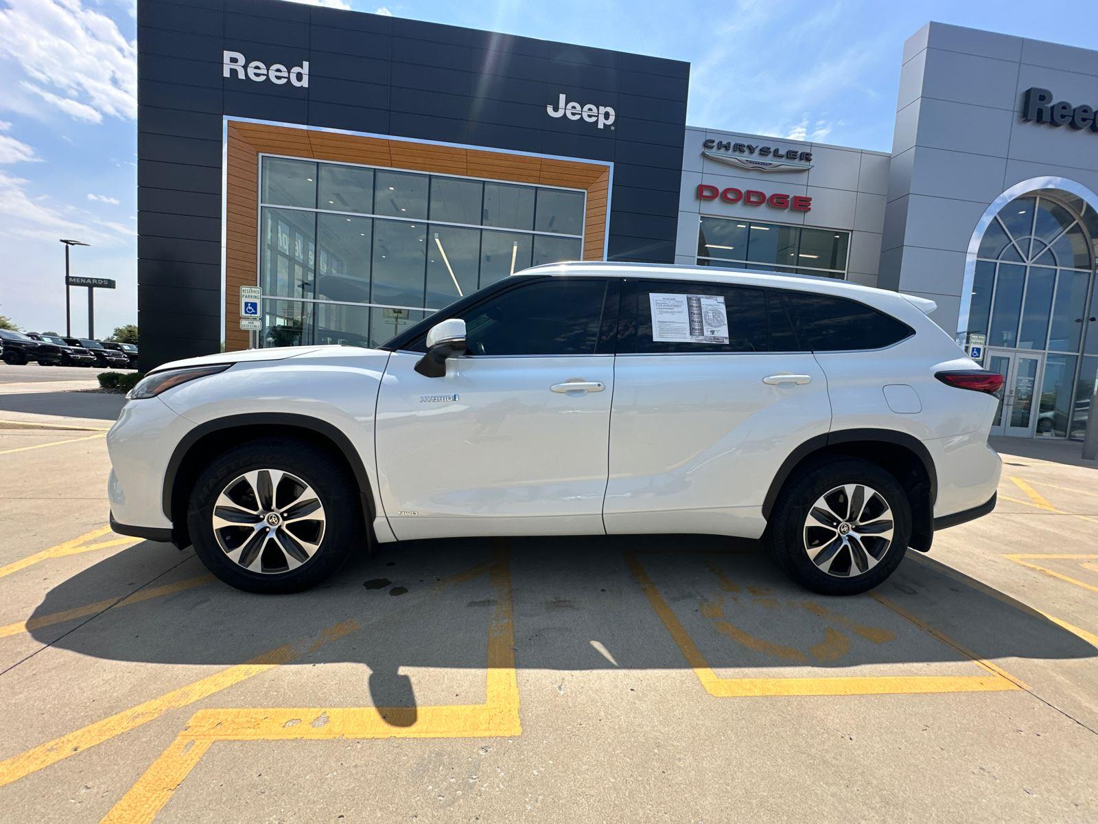Used 2021 Toyota Highlander XLE with VIN 5TDGBRCH2MS530049 for sale in Kansas City
