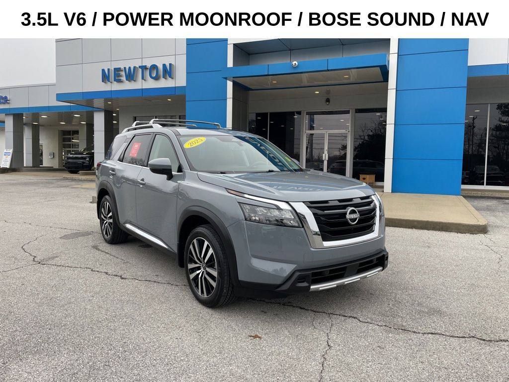2025 Nissan Pathfinder Platinum's photo