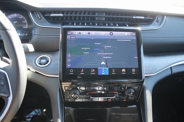 2024 Jeep Grand Cherokee Limited photo 3