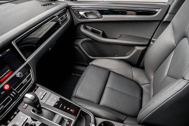 2025 Porsche Macan T photo 20