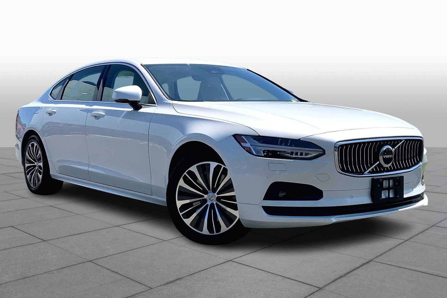 2022 Volvo S90 Momentum photo 2
