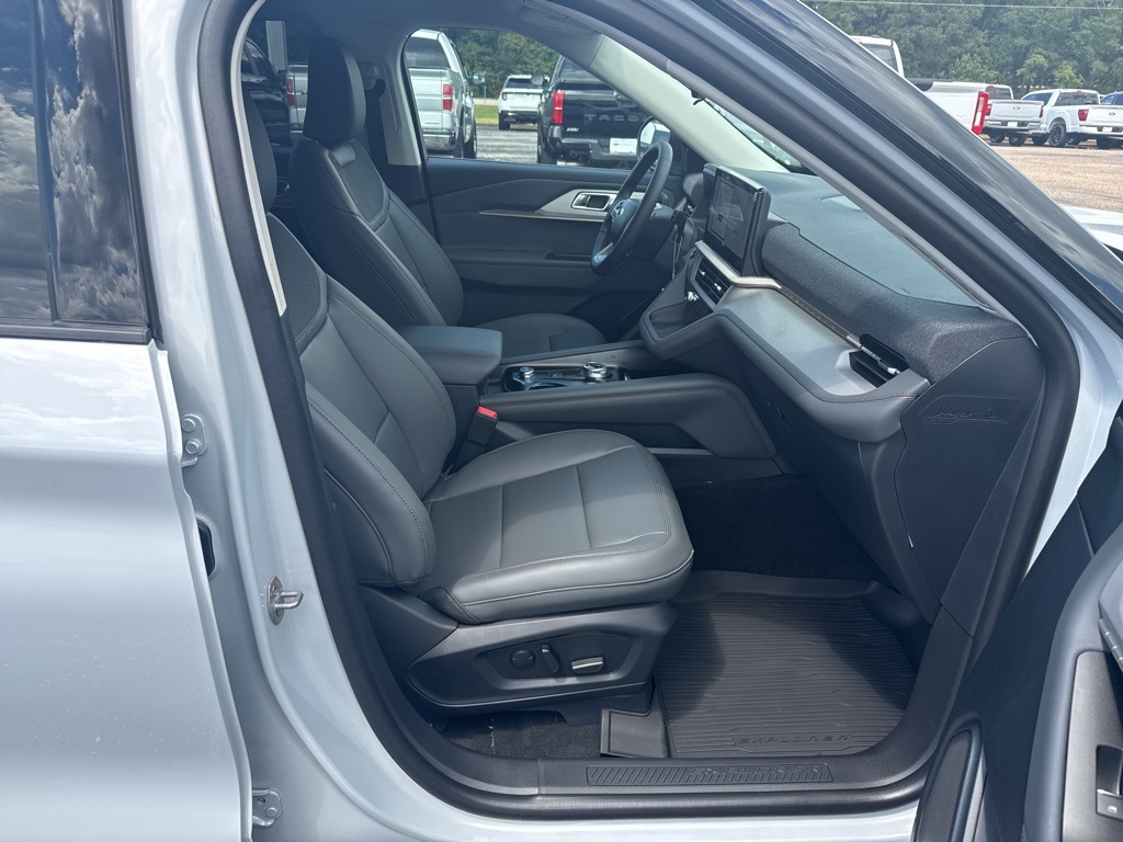 2025 Ford Explorer photo 12
