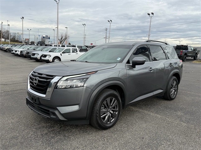 2022 Nissan Pathfinder SV's photo
