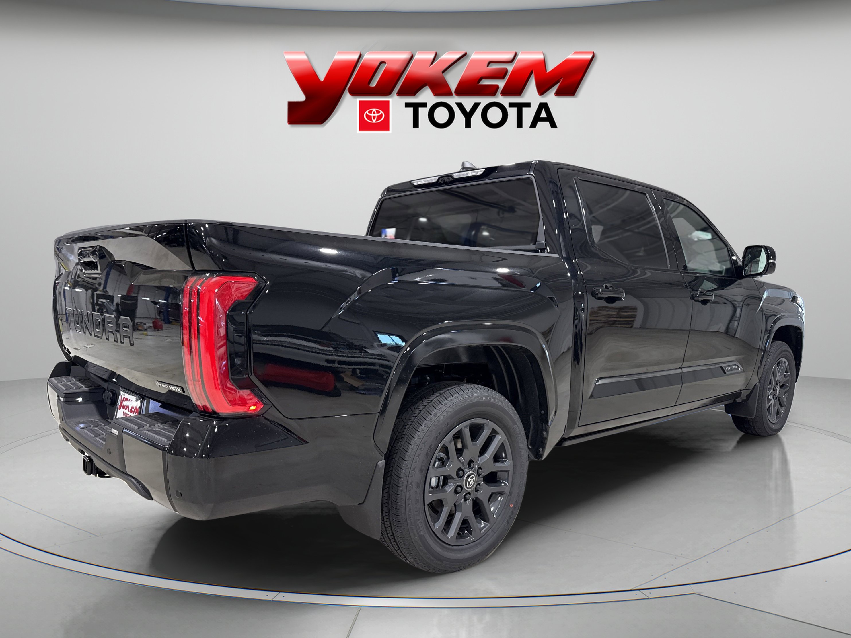 2025 Toyota Tundra Platinum CrewMax photo 4