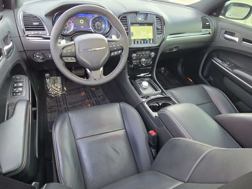 2023 Chrysler 300 photo 16