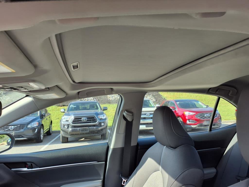 2021 Toyota Camry Hybrid LE photo 6