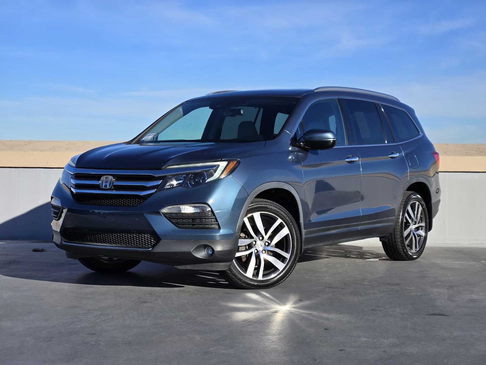 2017 Honda Pilot Elite's photo