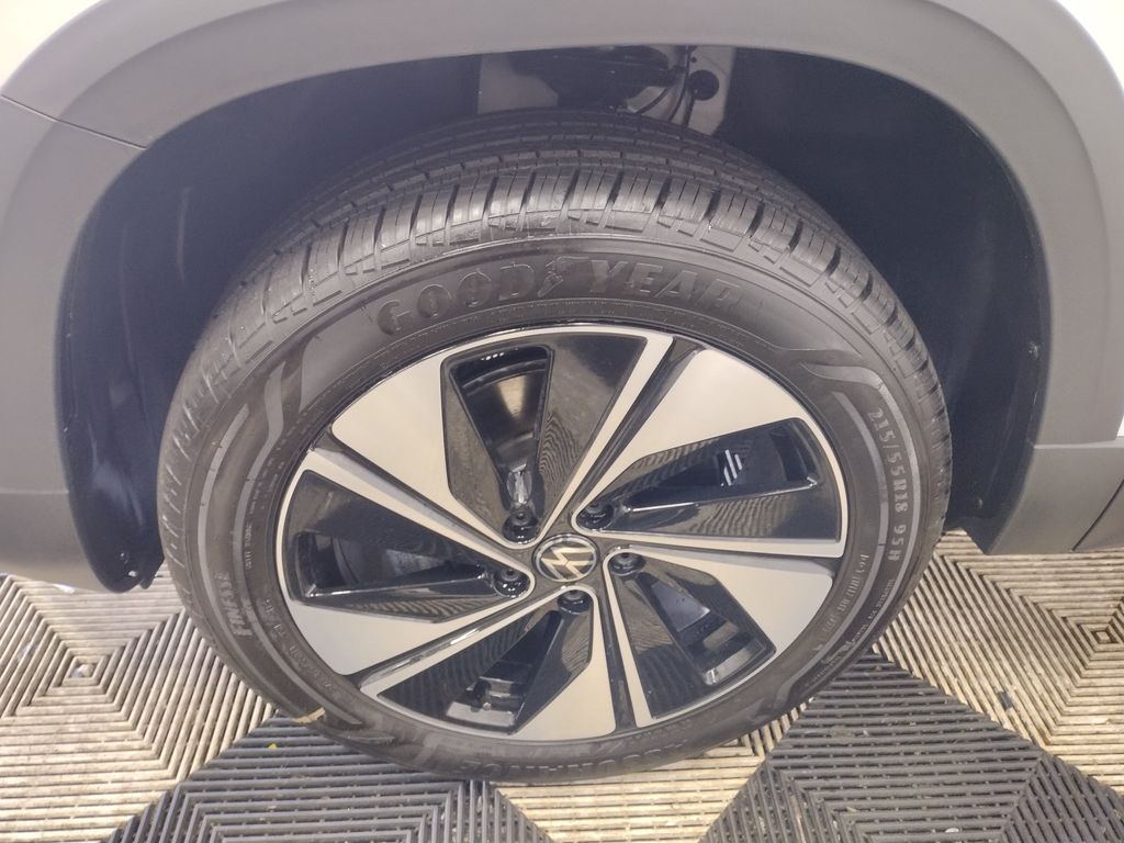 2025 Volkswagen Taos SE photo 5