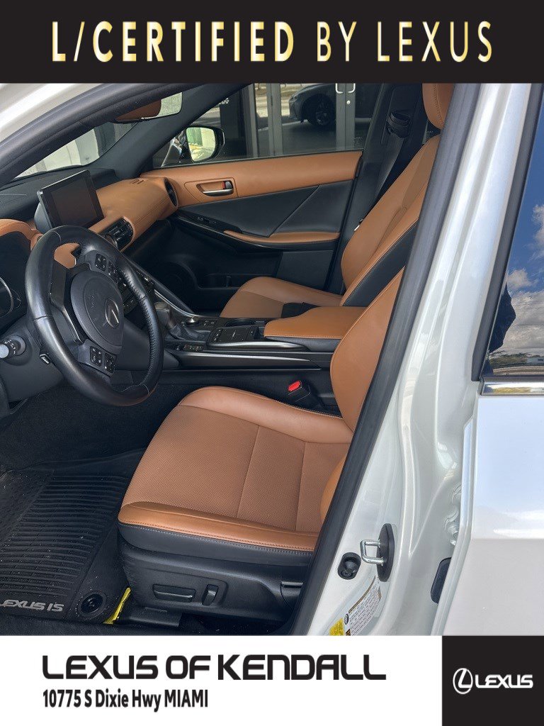 2024 Lexus IS SE's photo