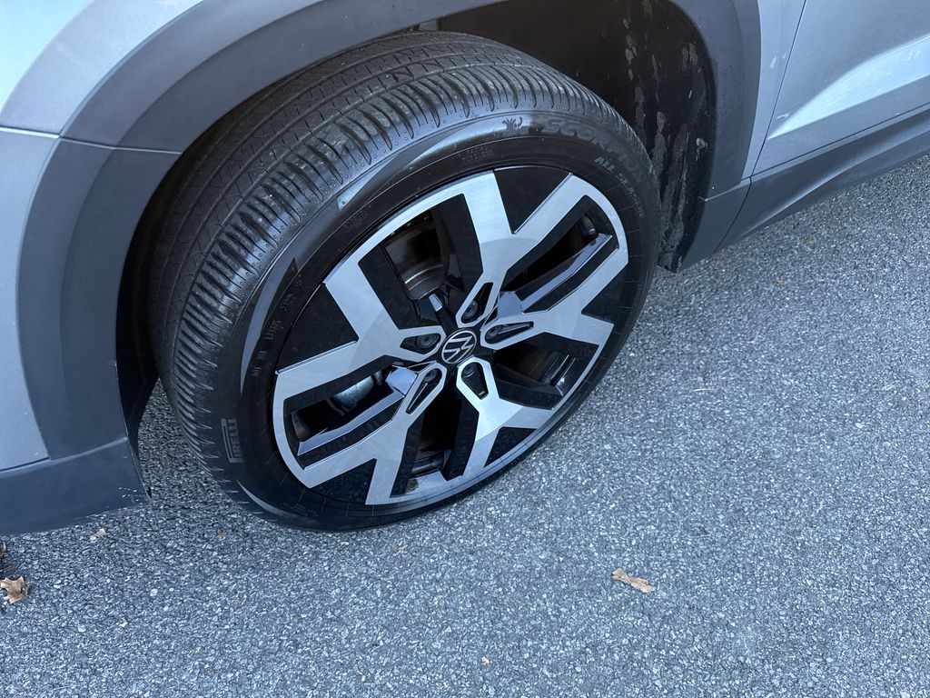2023 Volkswagen Taos SEL photo 2