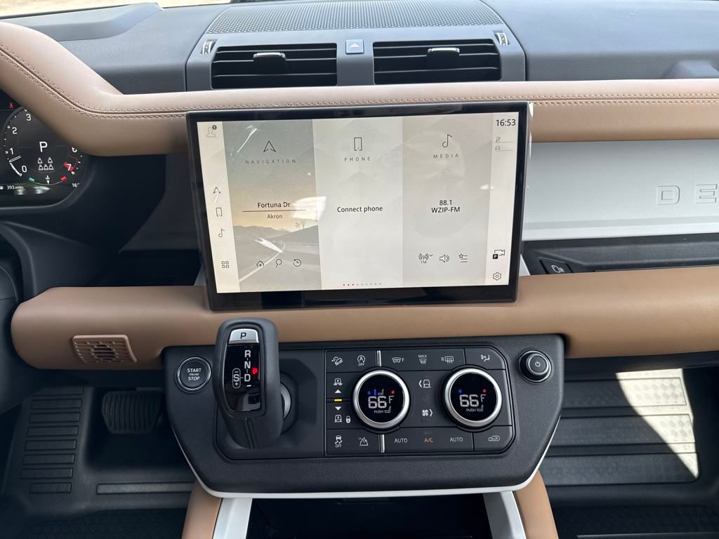 2025 Land Rover Defender 130 X-Dynamic SE photo 24