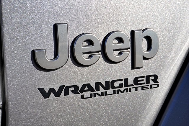 Used 2018 Silver Jeep Unlimited Sahara image 11