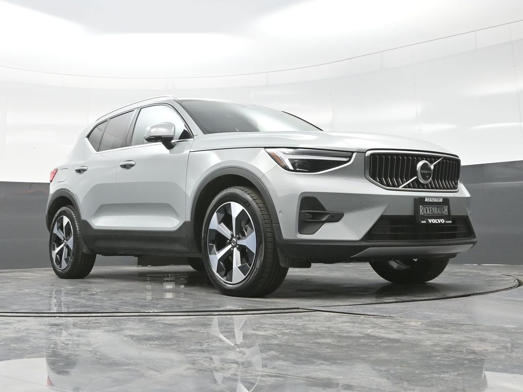 2025 Volvo XC40 Plus's photo