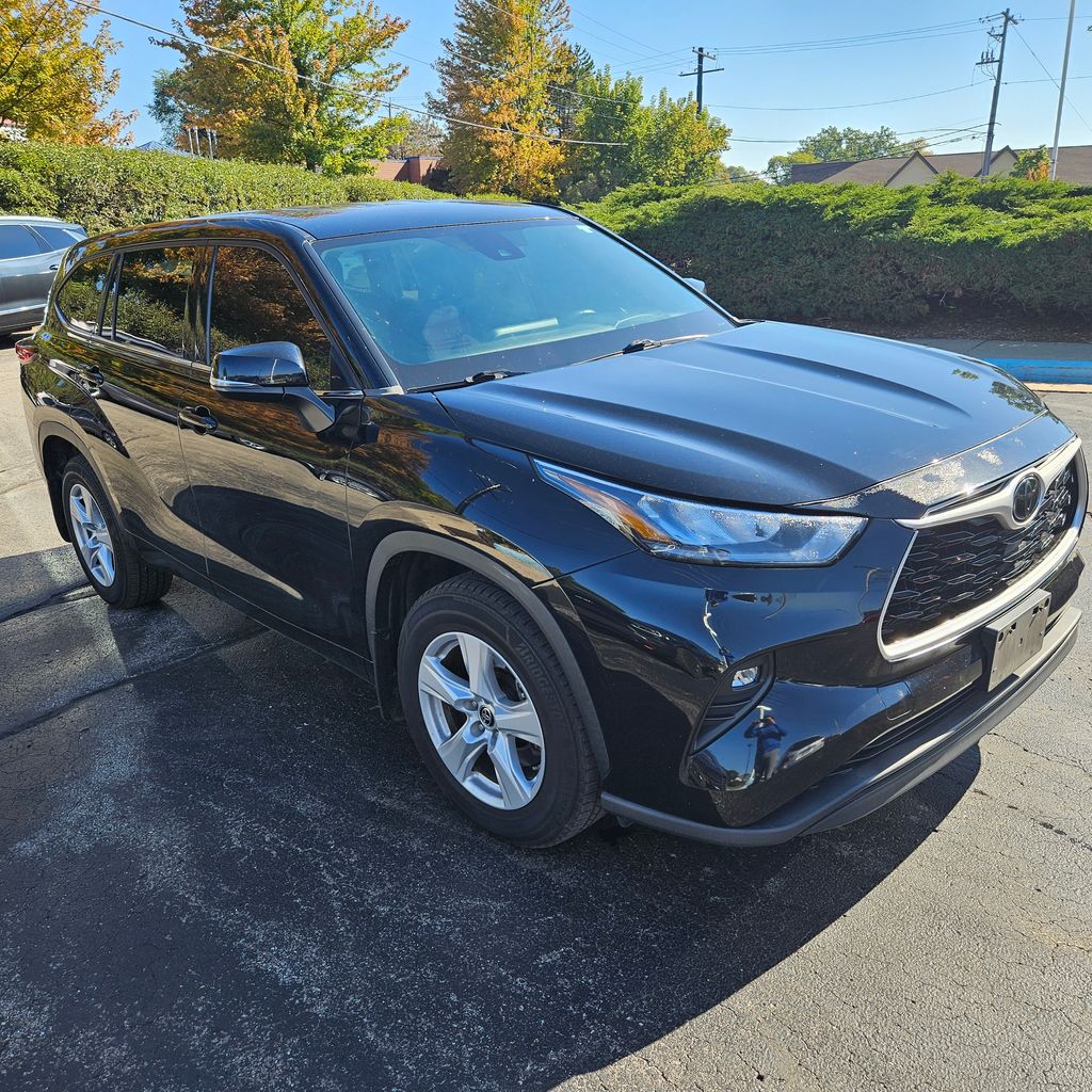 2020 Toyota Highlander LE photo 7