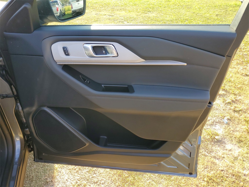 2025 Ford Explorer photo 34