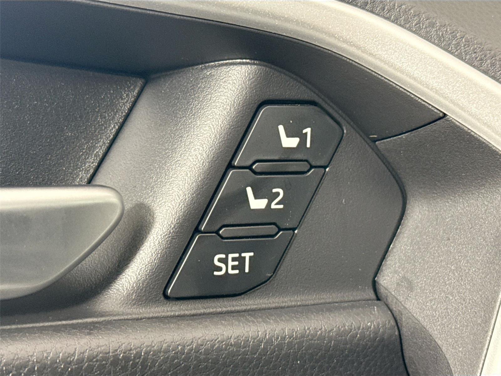 2025 Toyota RAV4 Hybrid XLE Premium photo 28