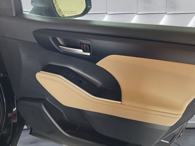 2023 Toyota Highlander L photo 13