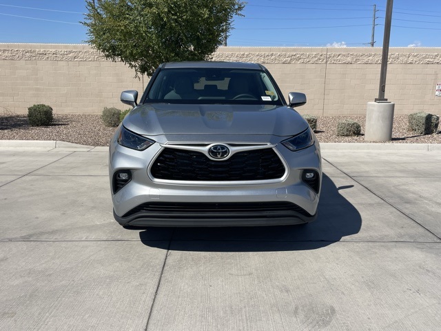 2023 Toyota Highlander LE photo 3