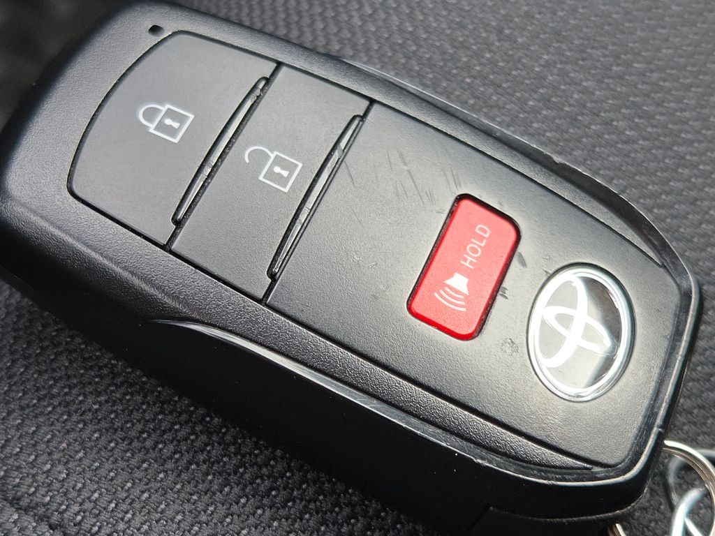 2022 Toyota Corolla Cross LE photo 28