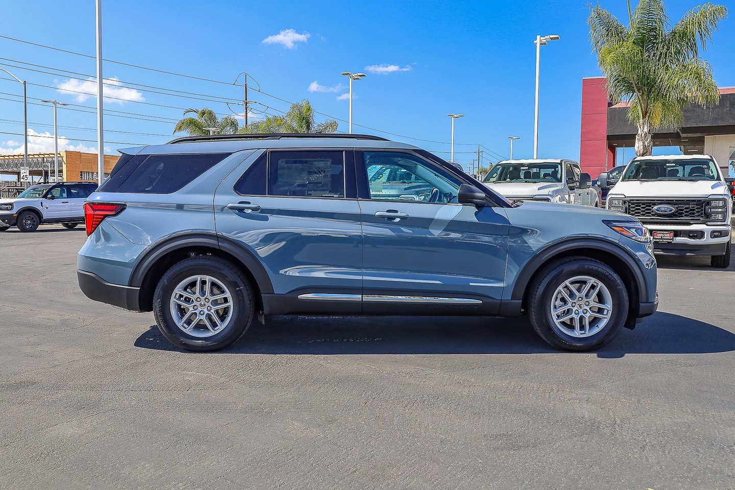 2025 Ford Explorer photo 2