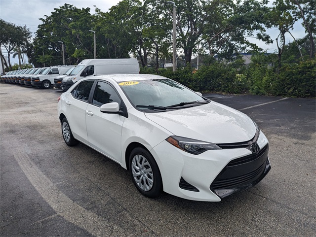 2019 Toyota Corolla L photo 2