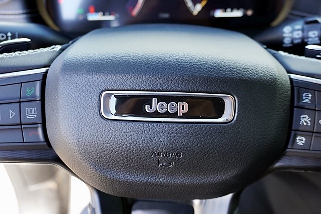 New 2024 Bright White Clear-Coat Exterior Paint Jeep Laredo image 39