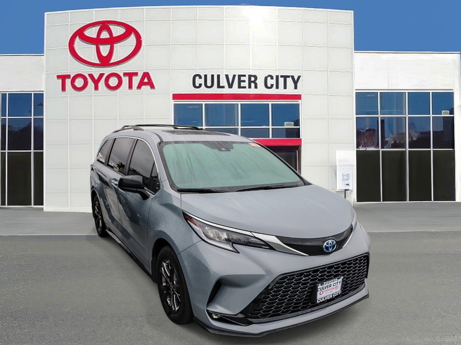 2024 Toyota Sienna XSE's photo