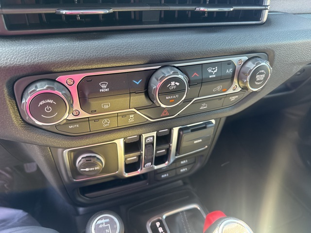 2025 Jeep Gladiator photo 14