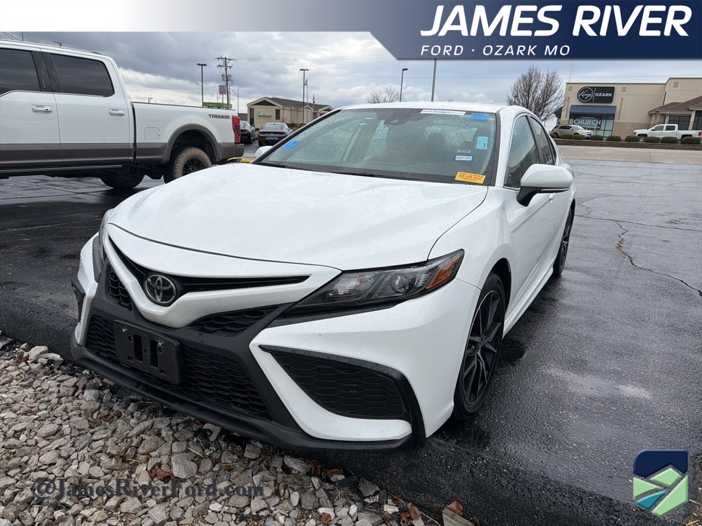 2024 Toyota Camry SE's photo