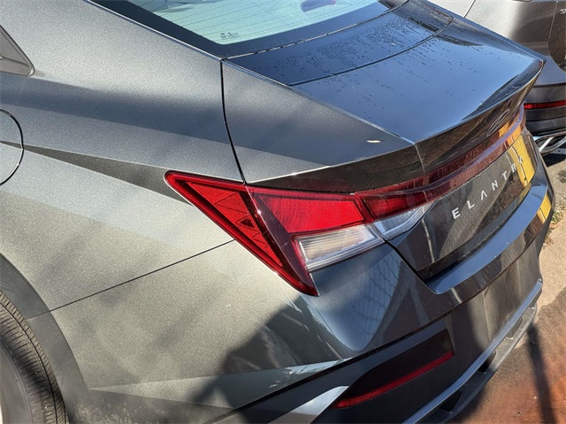 2025 Hyundai Elantra SE photo 8