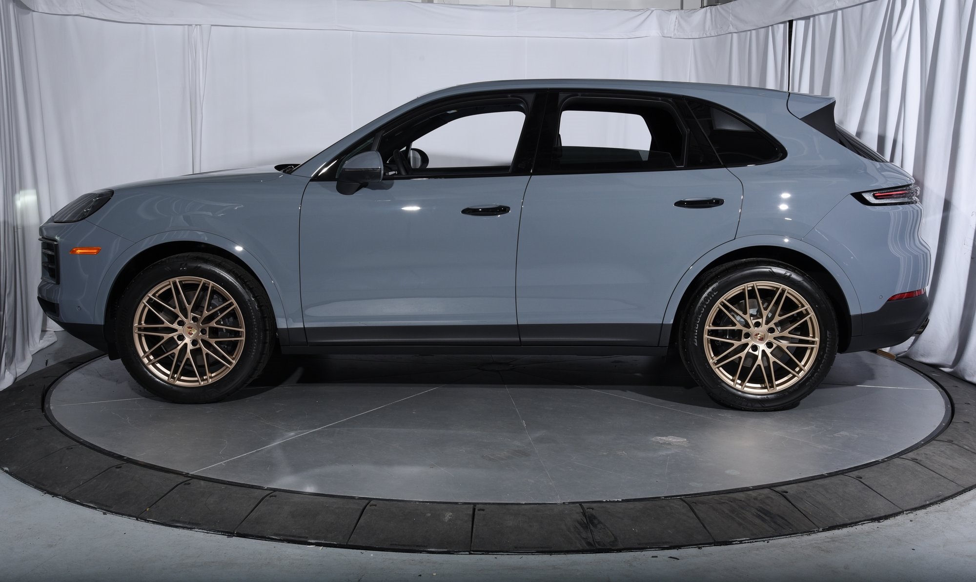 2025 Porsche Cayenne photo 2