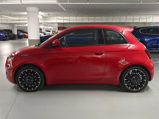 2024 Fiat 500e Red photo 4