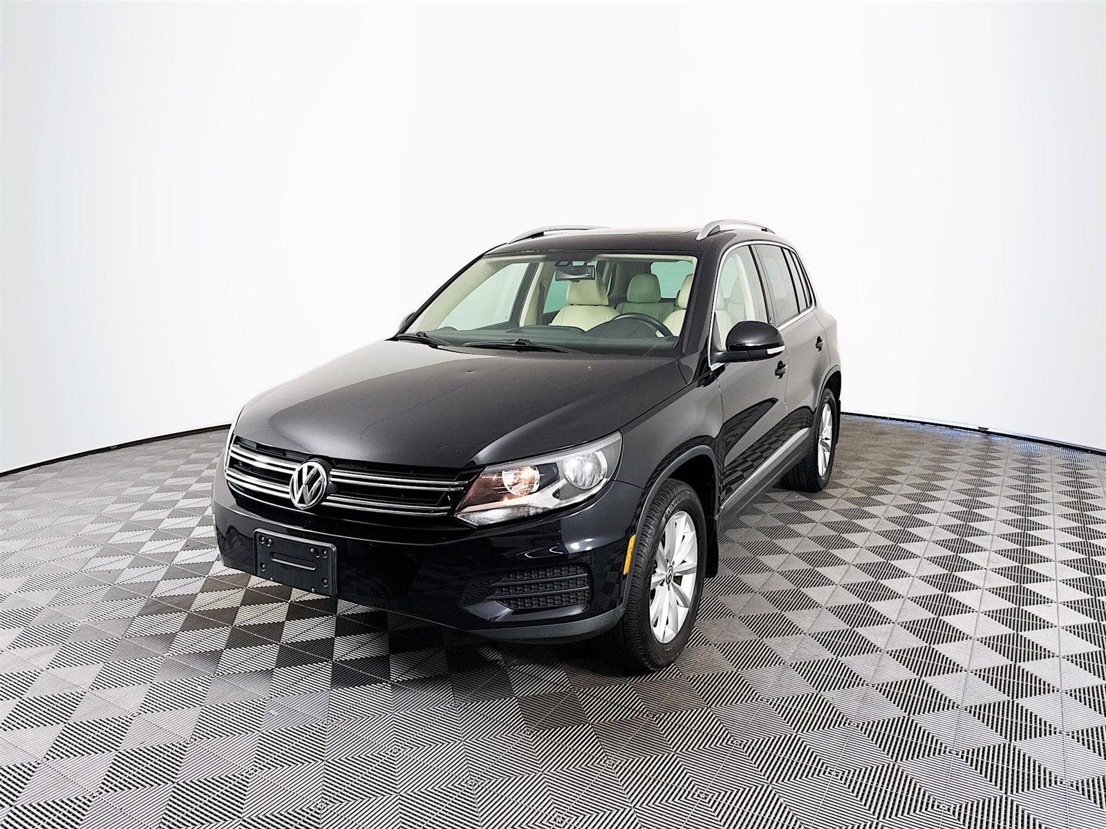 2017 Volkswagen Tiguan Wolfsburg Edition photo 3