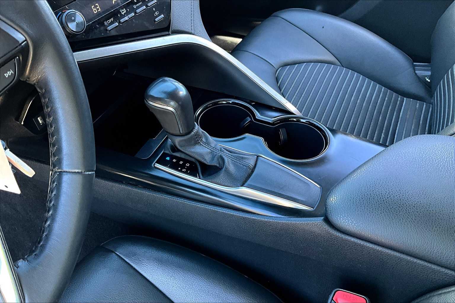 2020 Toyota Camry SE photo 14