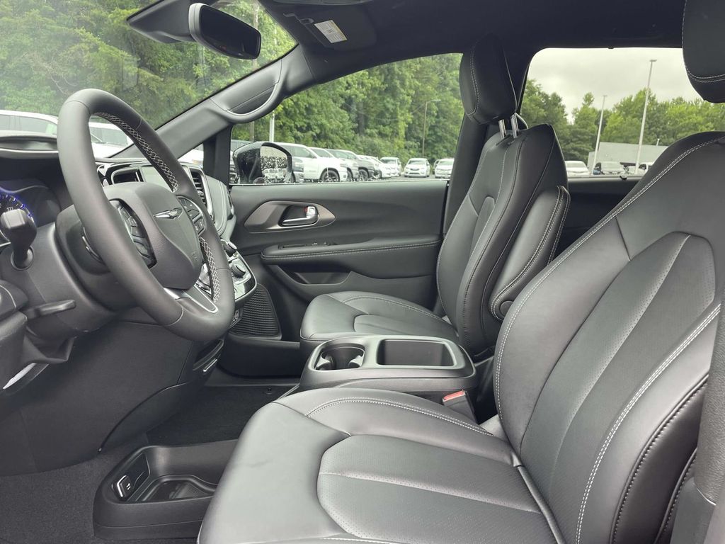 2025 Chrysler Pacifica photo 25