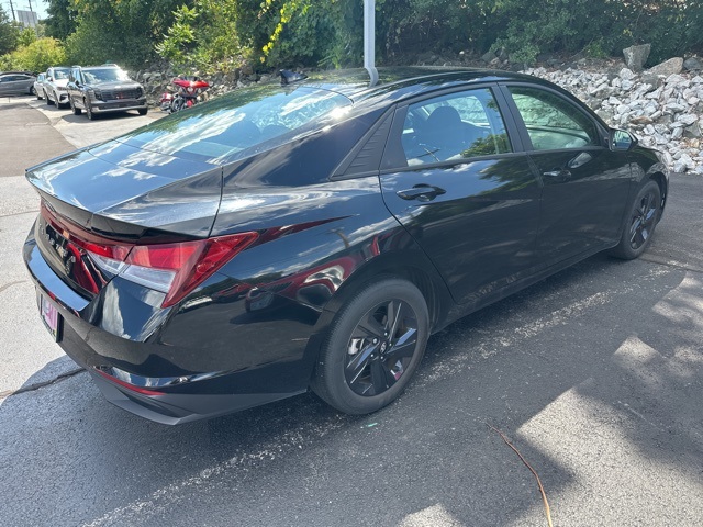 2023 Hyundai Elantra SEL photo 3