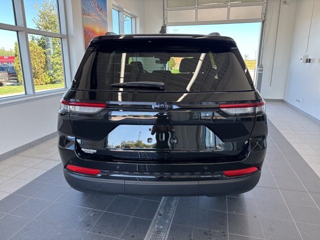 2025 Jeep Grand Cherokee Altitude photo 3