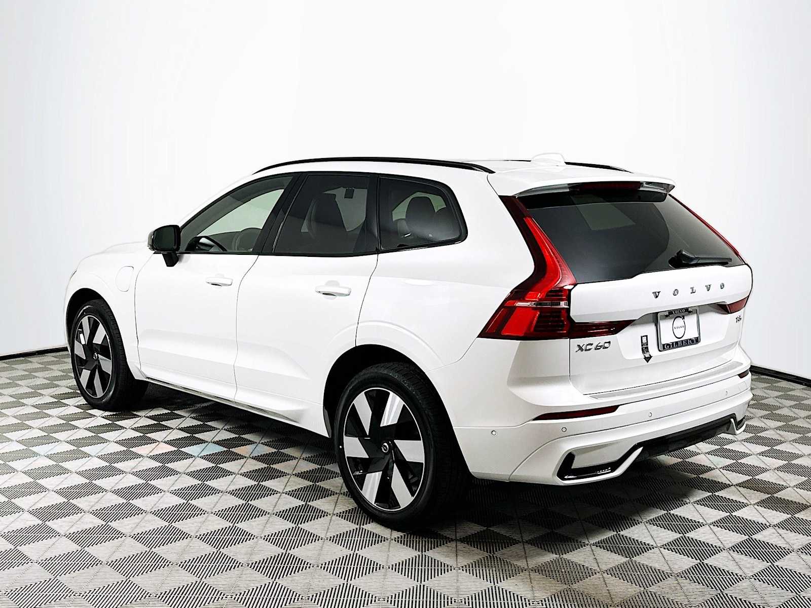 2025 Volvo XC60 T8 Plus photo 4