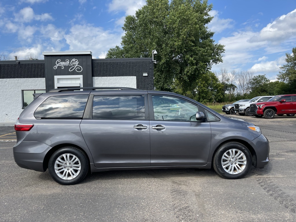 2017 Toyota Sienna XLE photo 3