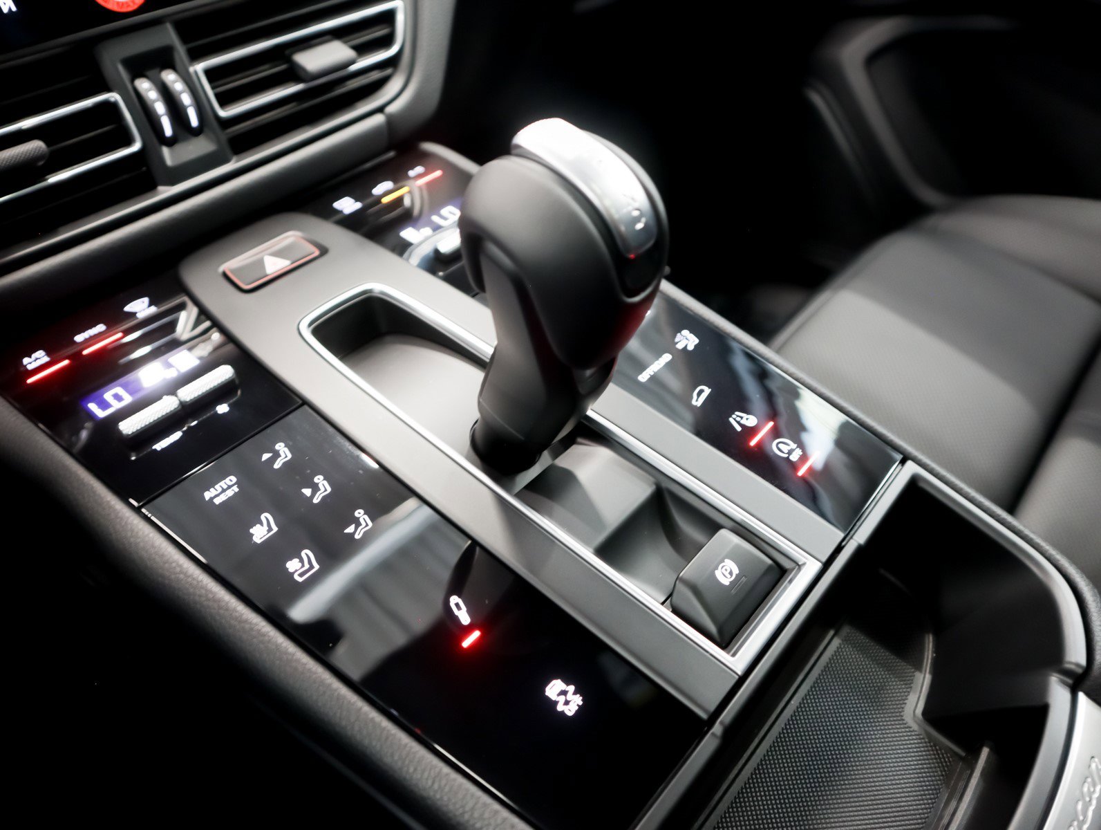 2025 Porsche Macan T photo 15